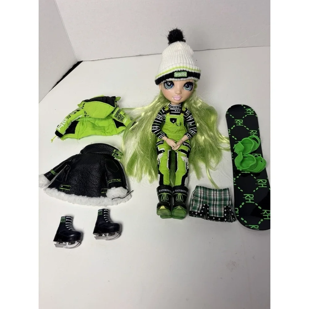 Rainbow High Winter Break Jade Hunter Green Winter Break Fashion Doll & Playset‎